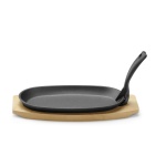 Plat en fonte avec dessous en bois et poignée avec pince