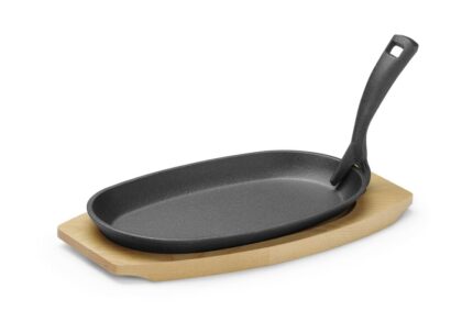 Plat en fonte avec dessous en bois et poignée avec pince_2