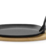 Plat en fonte avec dessous en bois et poignée avec pince