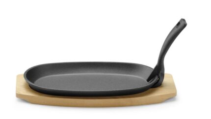 Plat en fonte avec dessous en bois et poignée avec pince